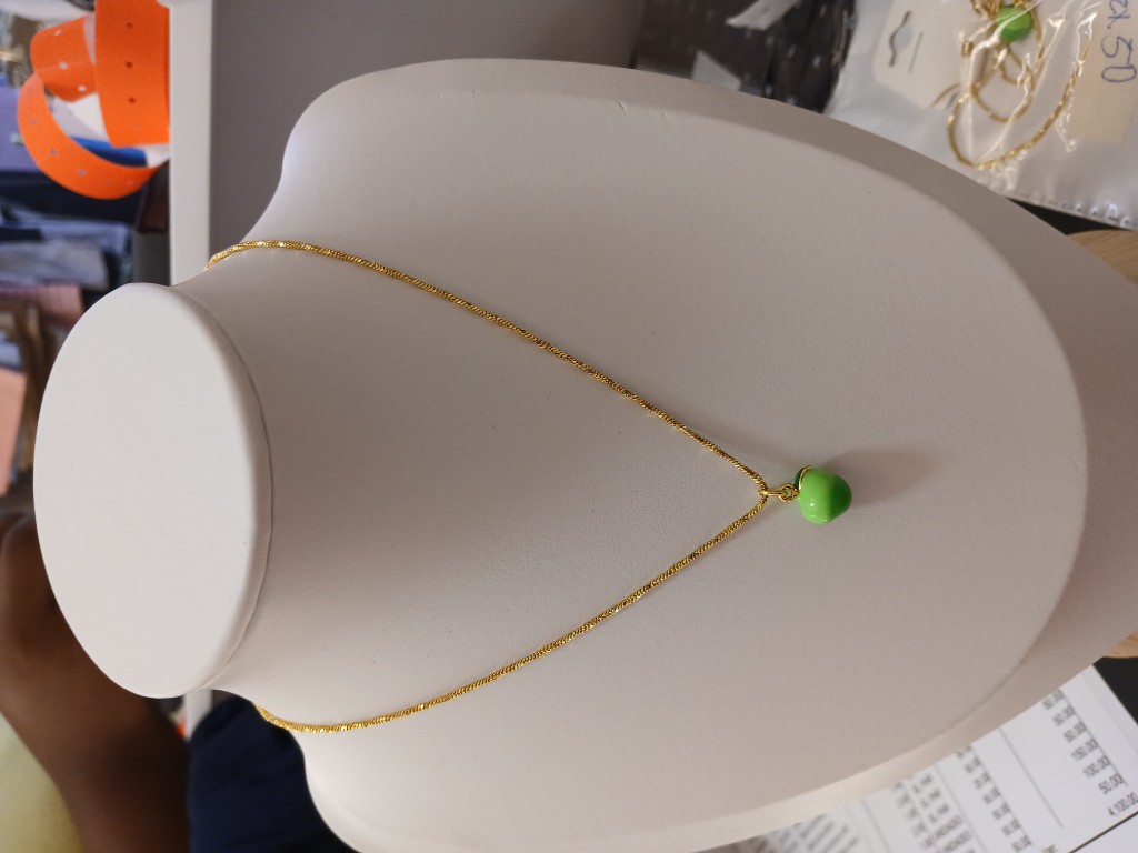Cadena dorada con dije verde