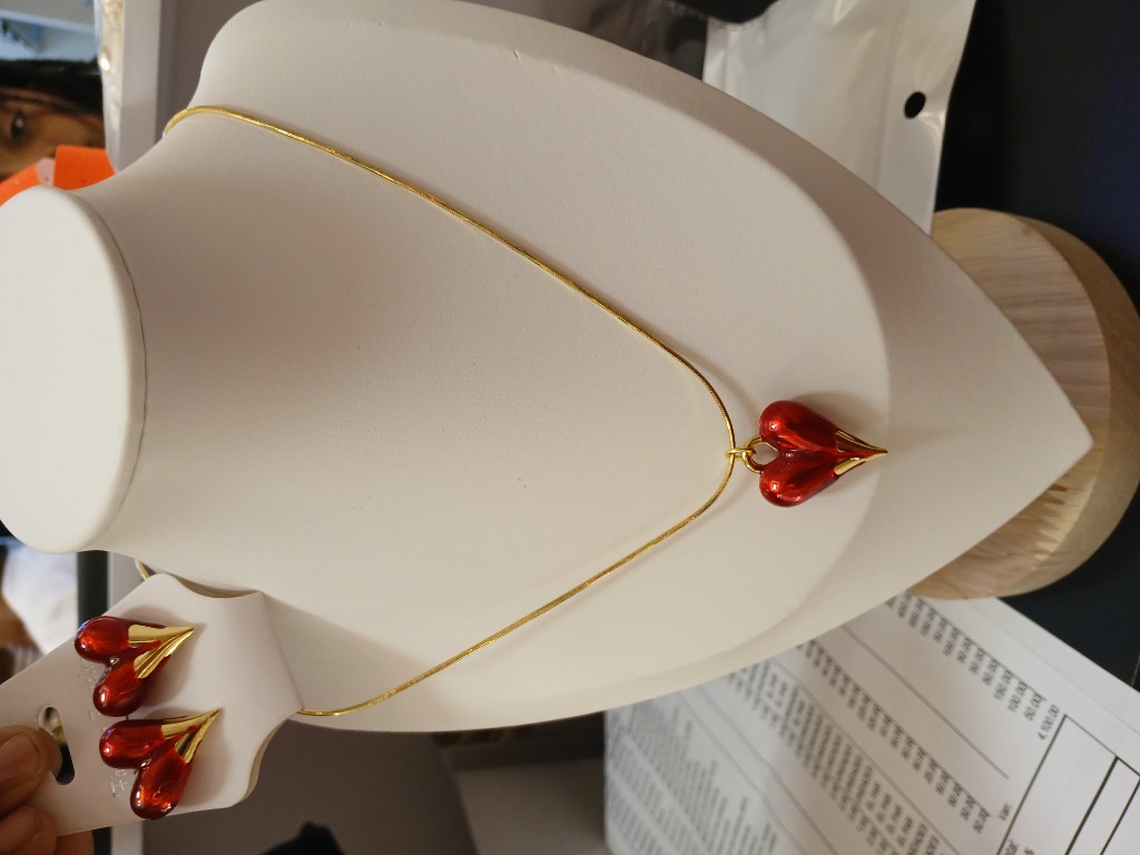 Collar dorado corazon rojo con aretes