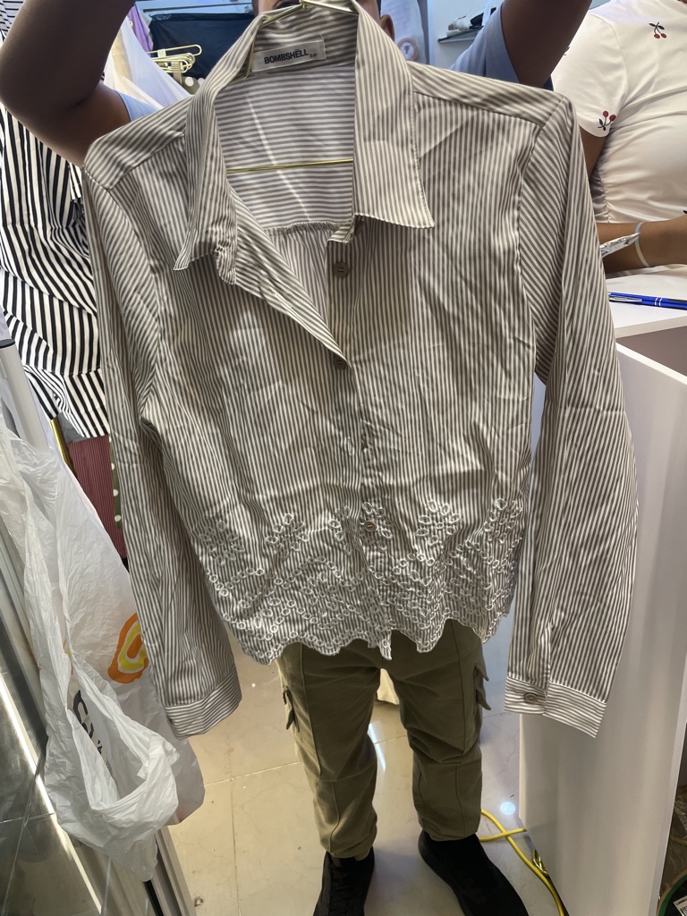 Camisa de rayas con encajes bombobshell