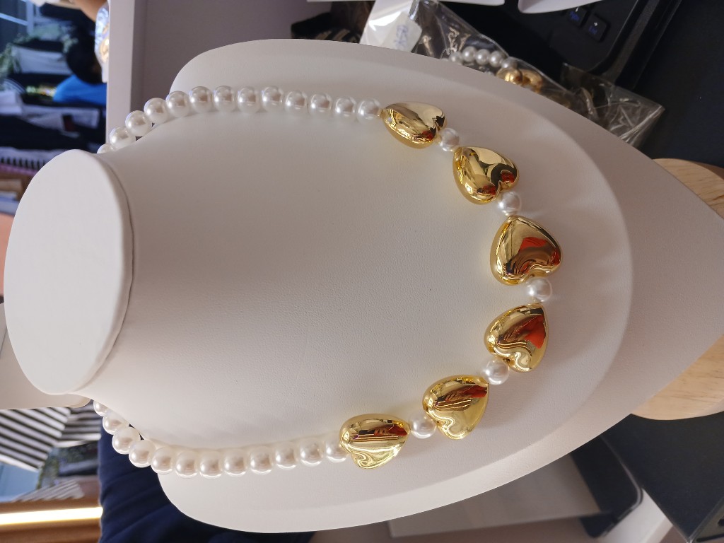 Collar perlas y corazones dorados
