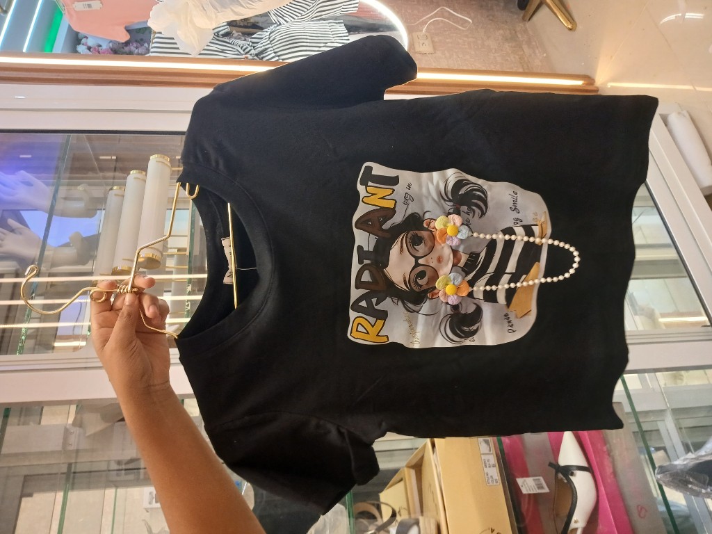 Camiseta negra RADIANT