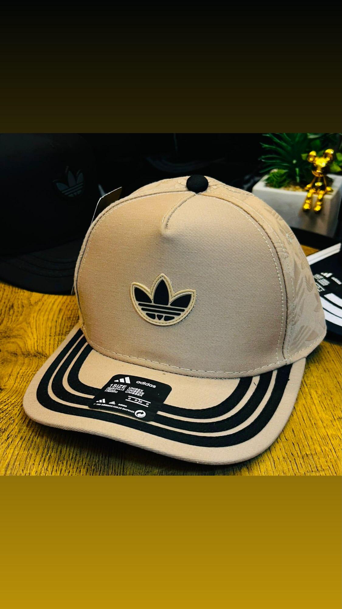 Gorra Adidas beige con logo trébol