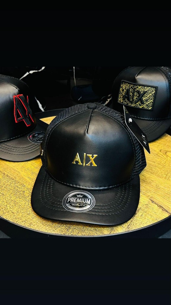 Gorra negra con logo AX dorado