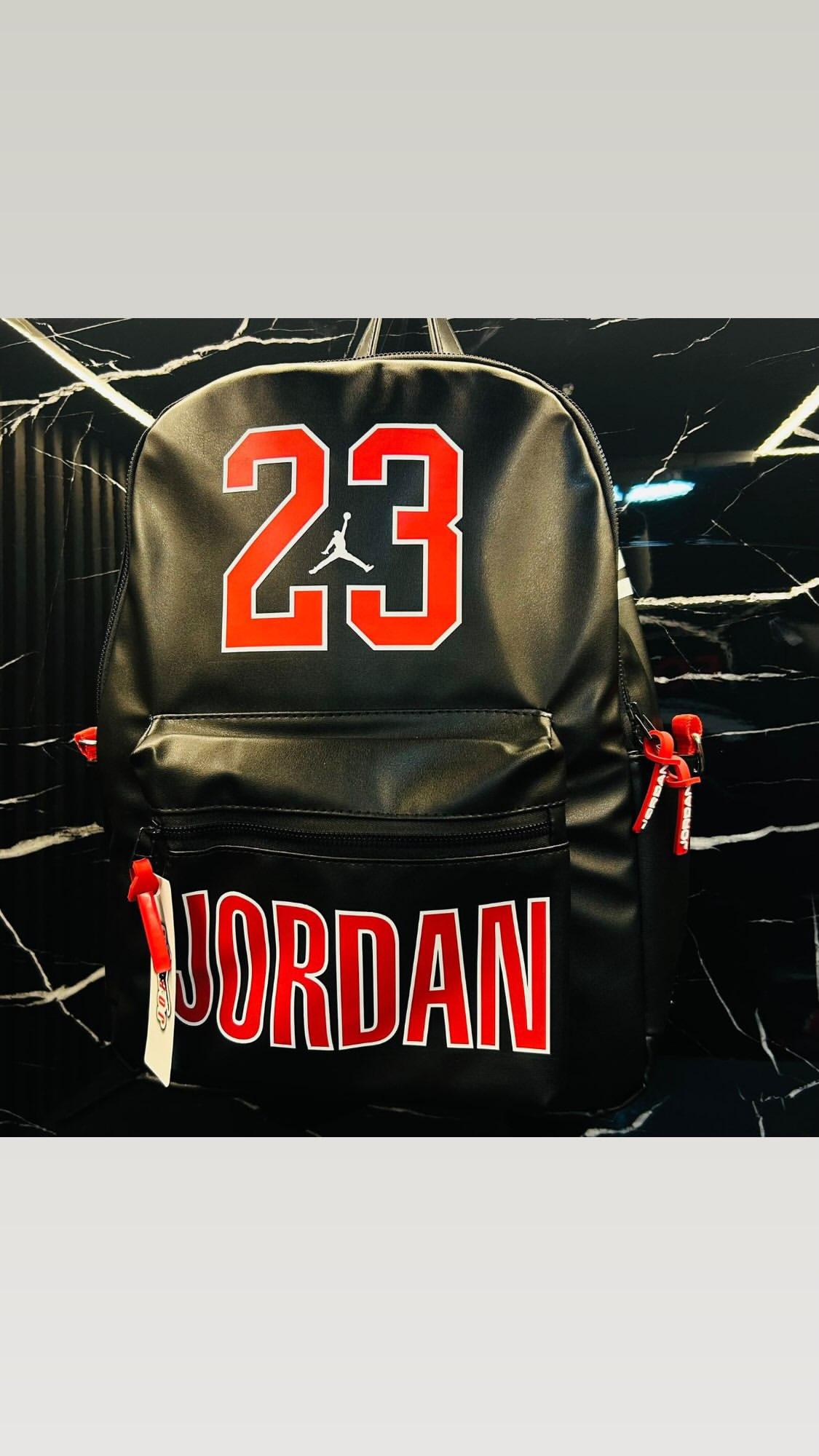 Mochila Jordan negra con número 23