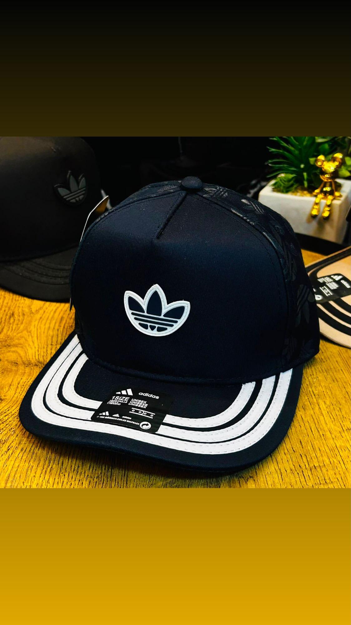 Gorra Adidas negra con logo blanco