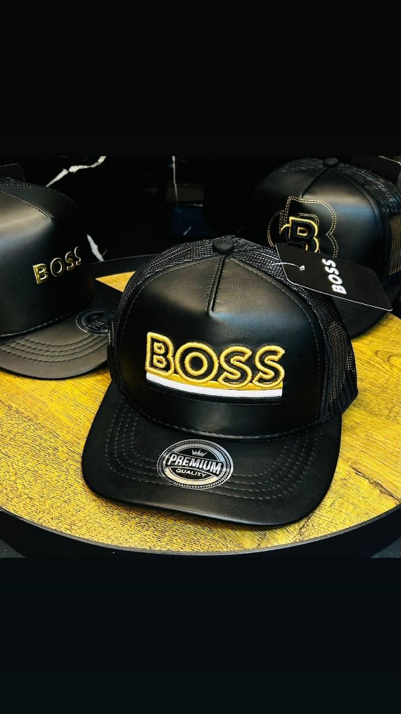 Gorra negra con parche dorado