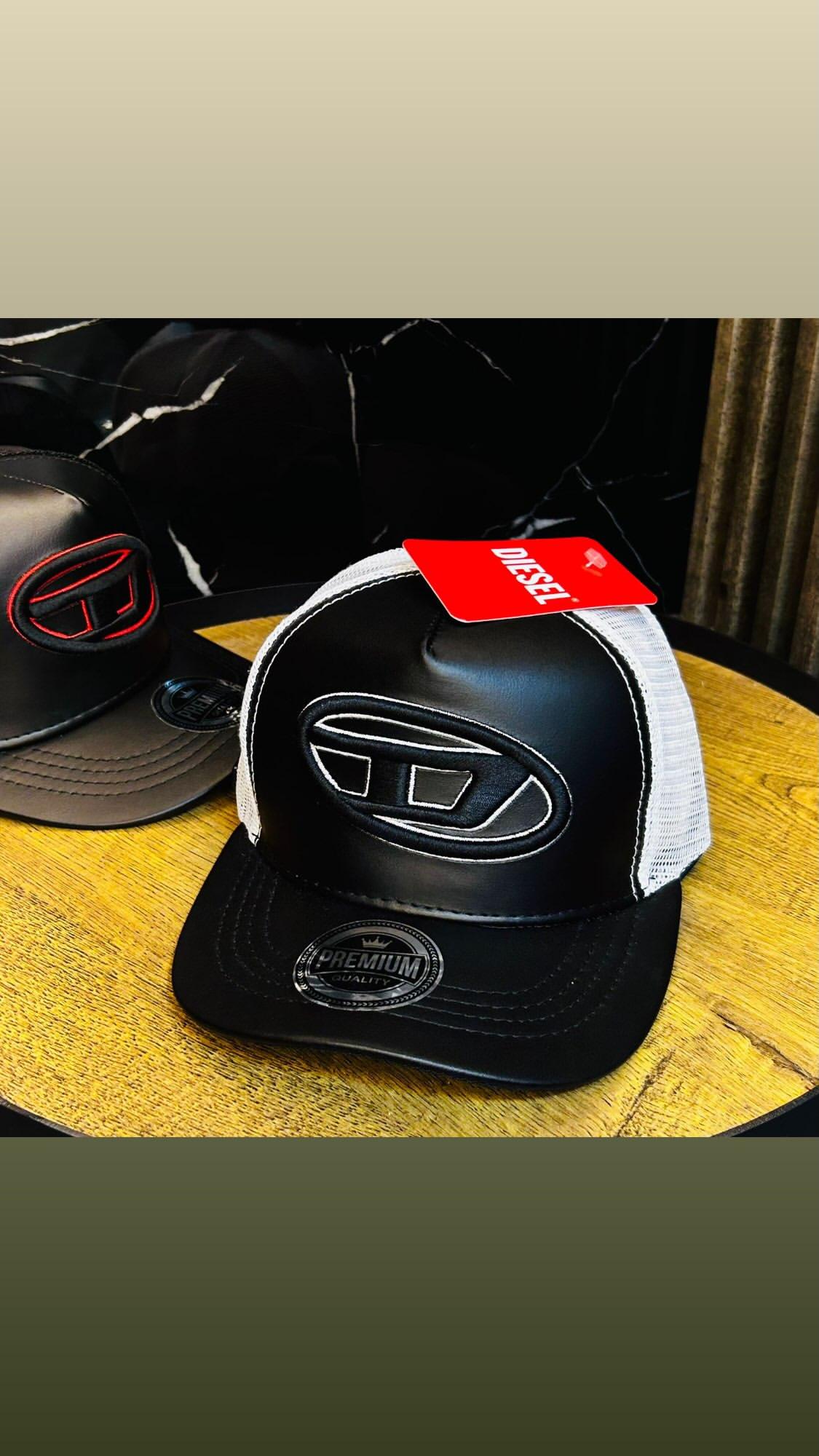 Gorra Diesel negra con malla blanca