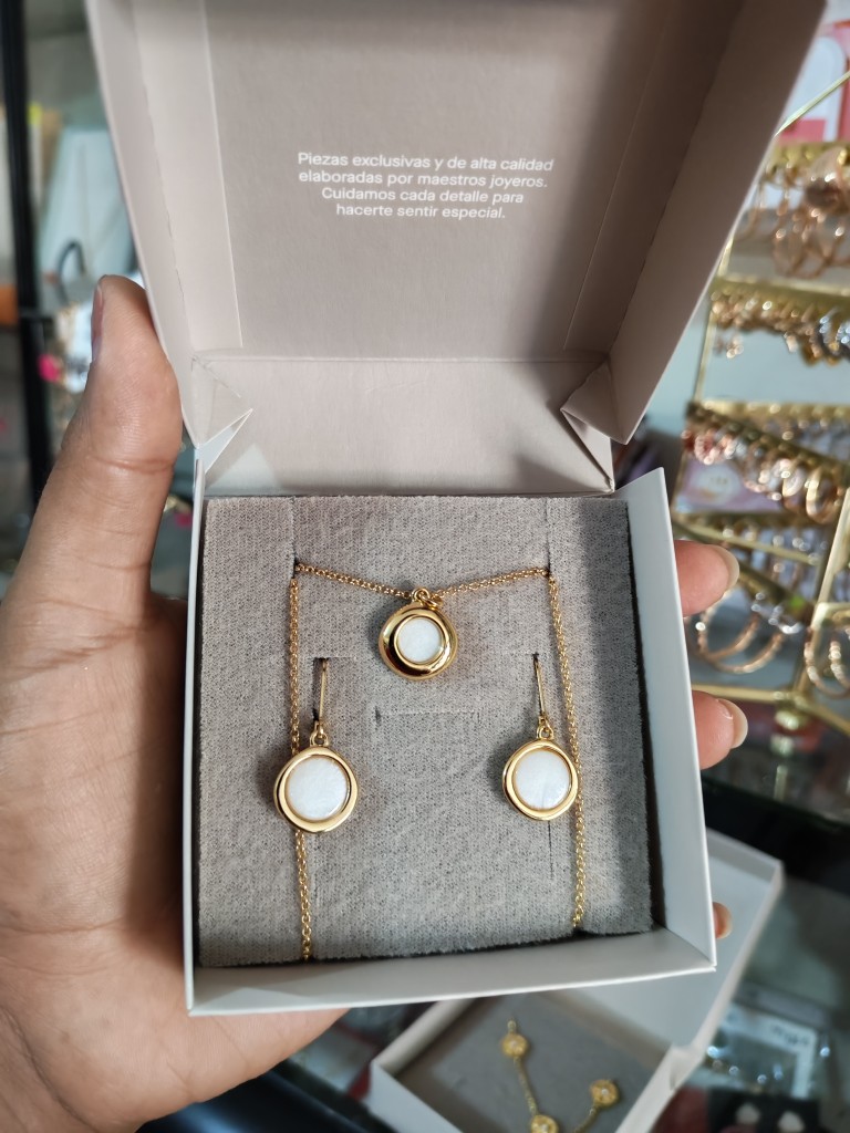 Collar y aretes yanbal
