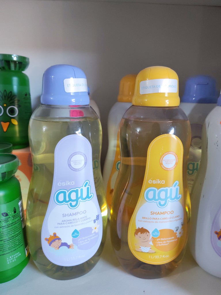 Ésika Agu shampoo azul