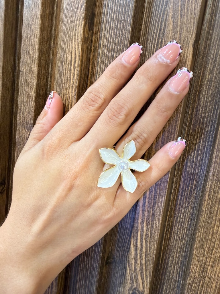 Anillo flor blanca grande