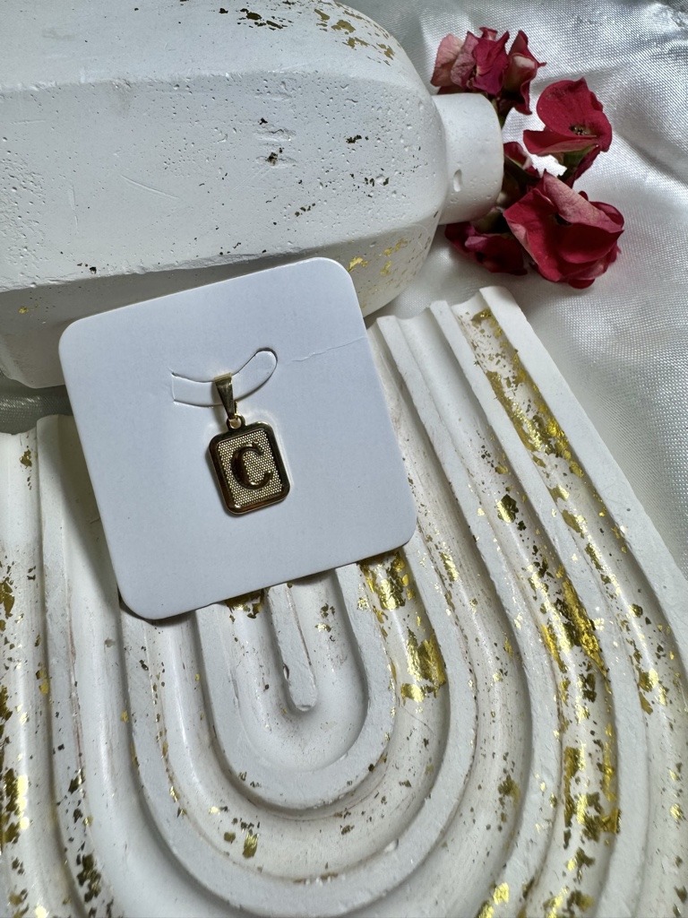 Dije inicial oro laminado