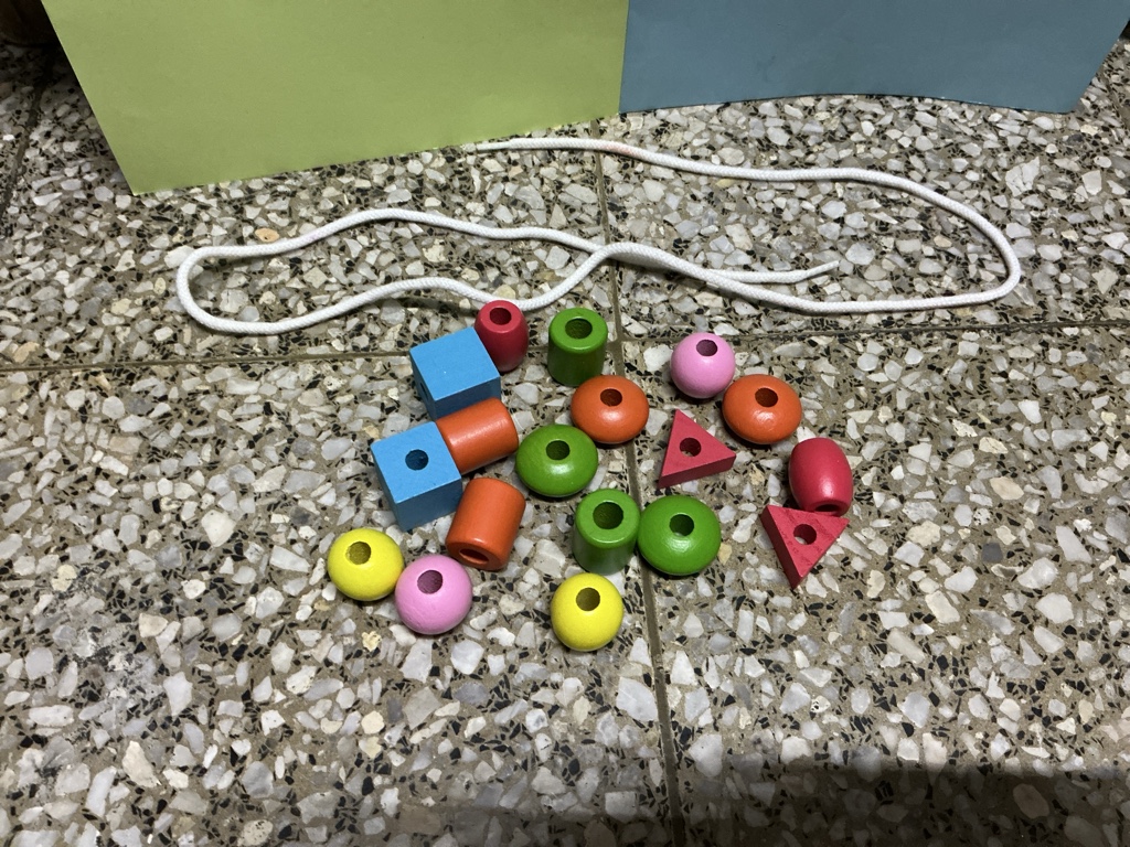 Ensartado de madera multicolor