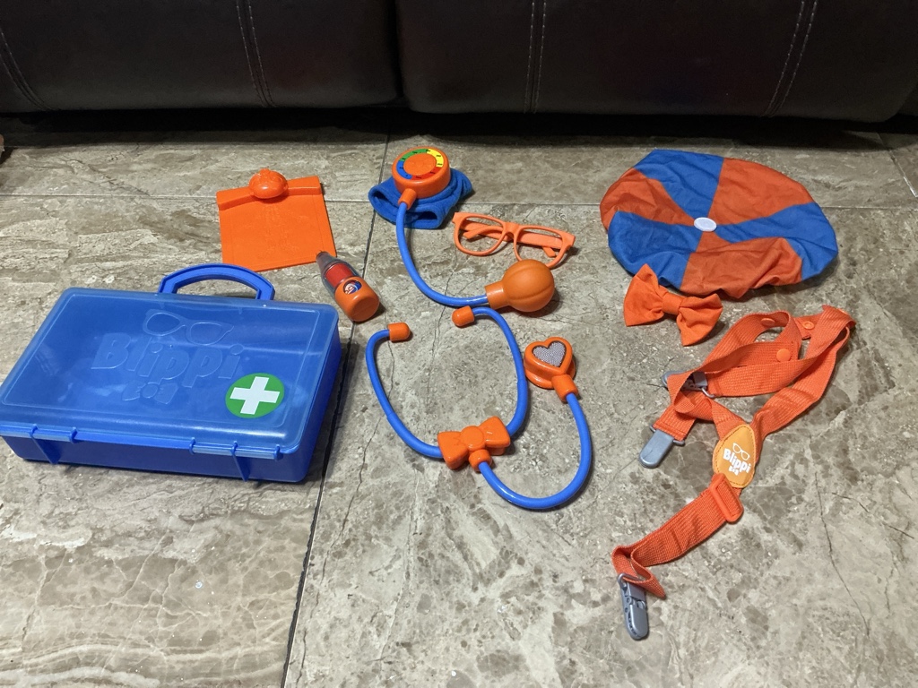 Blippi Doctor naranja y azul
