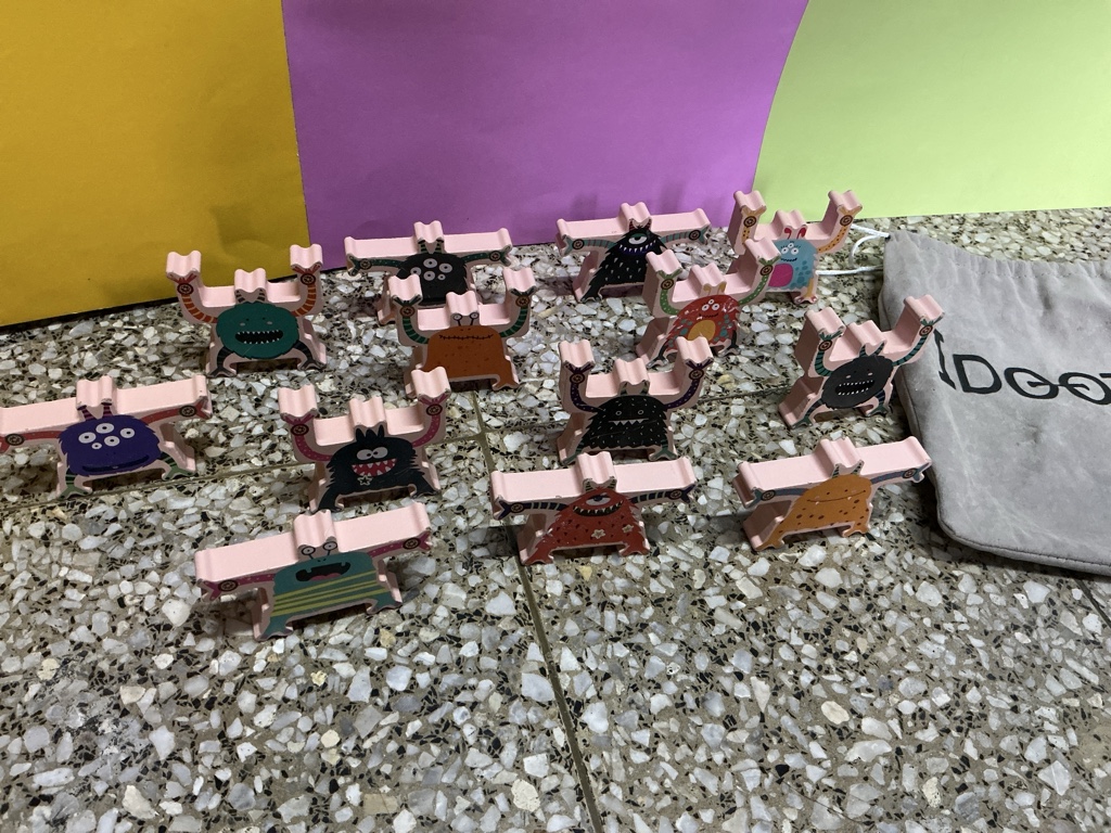Juguetes de animales monstruos rosados apilables