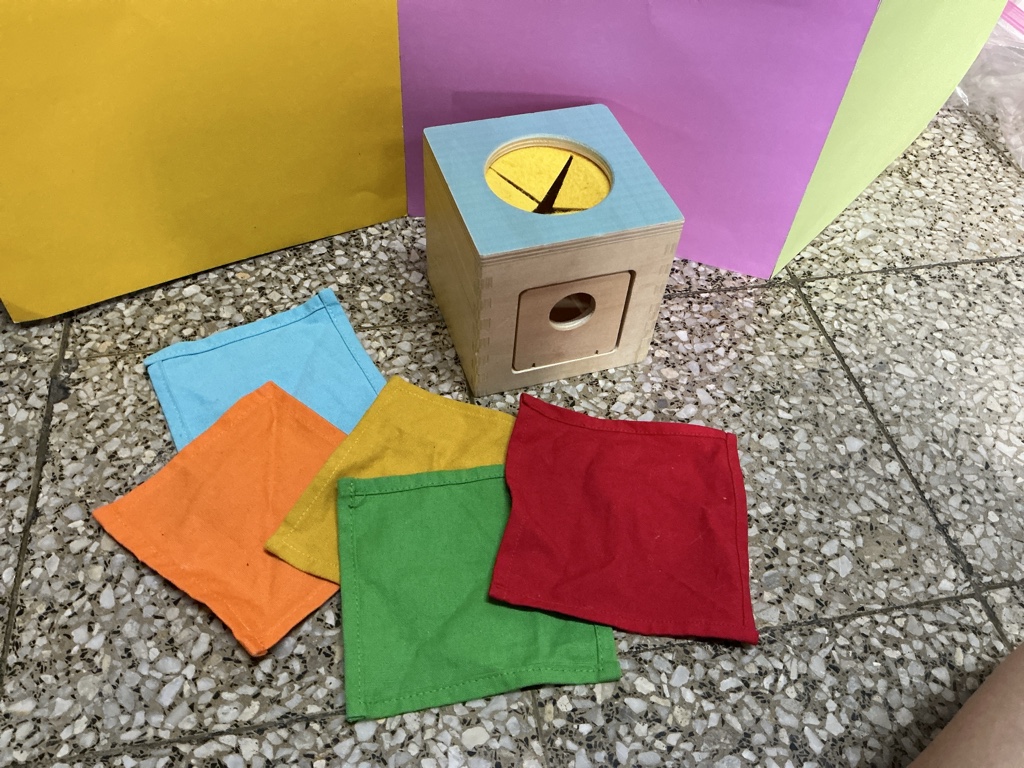 Cubo sensorial pañuelos colores
