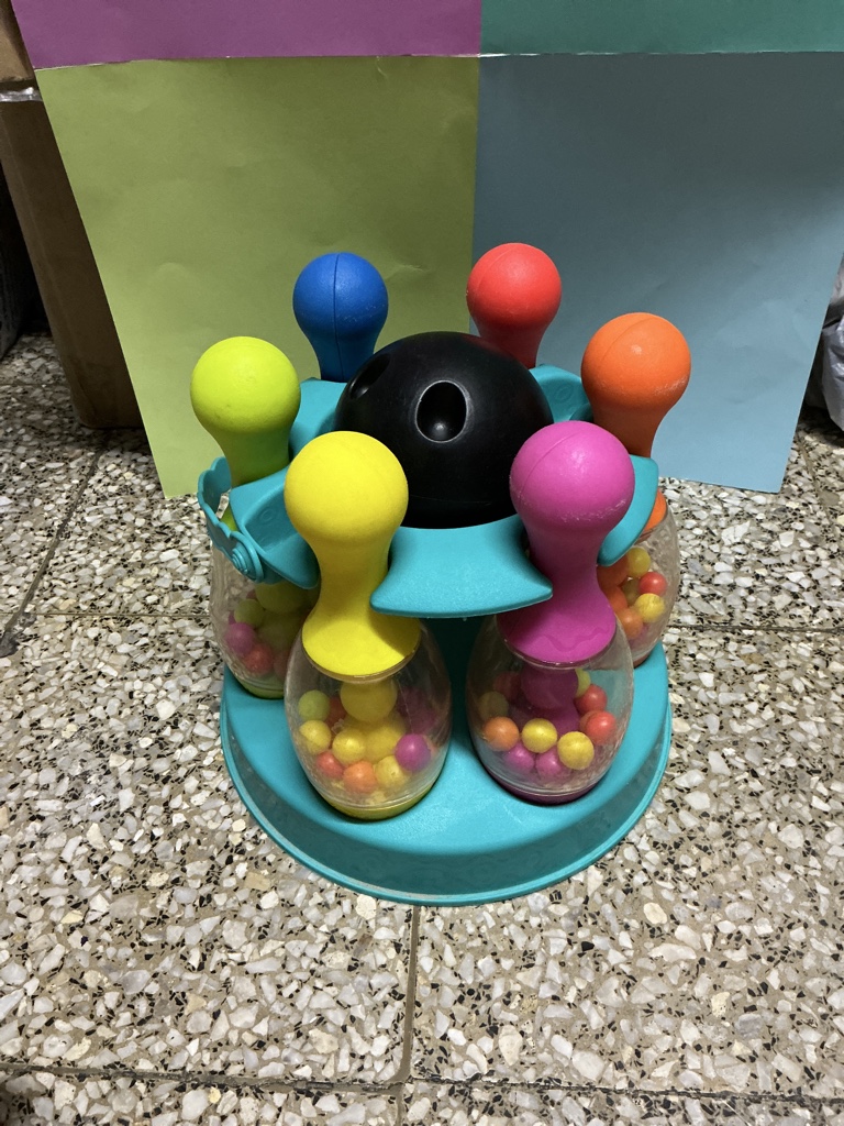 Juguete de bolos multicolor con pelota