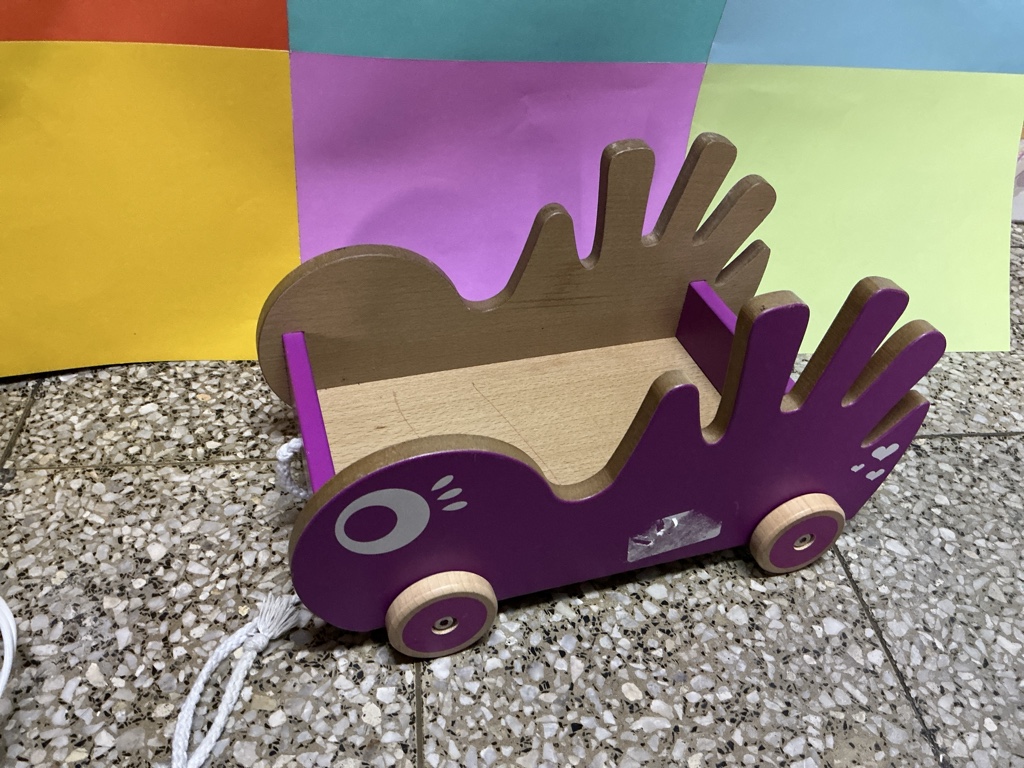 Carrito morado de madera