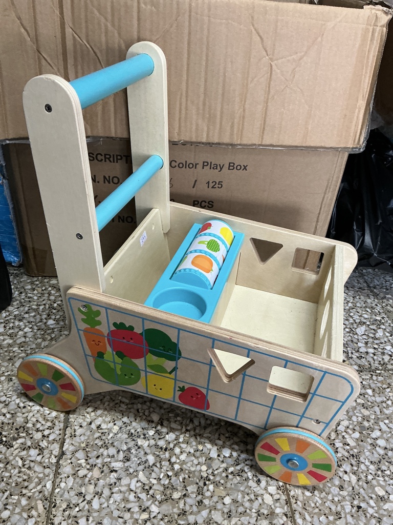 Carrito Montessori de madera azul