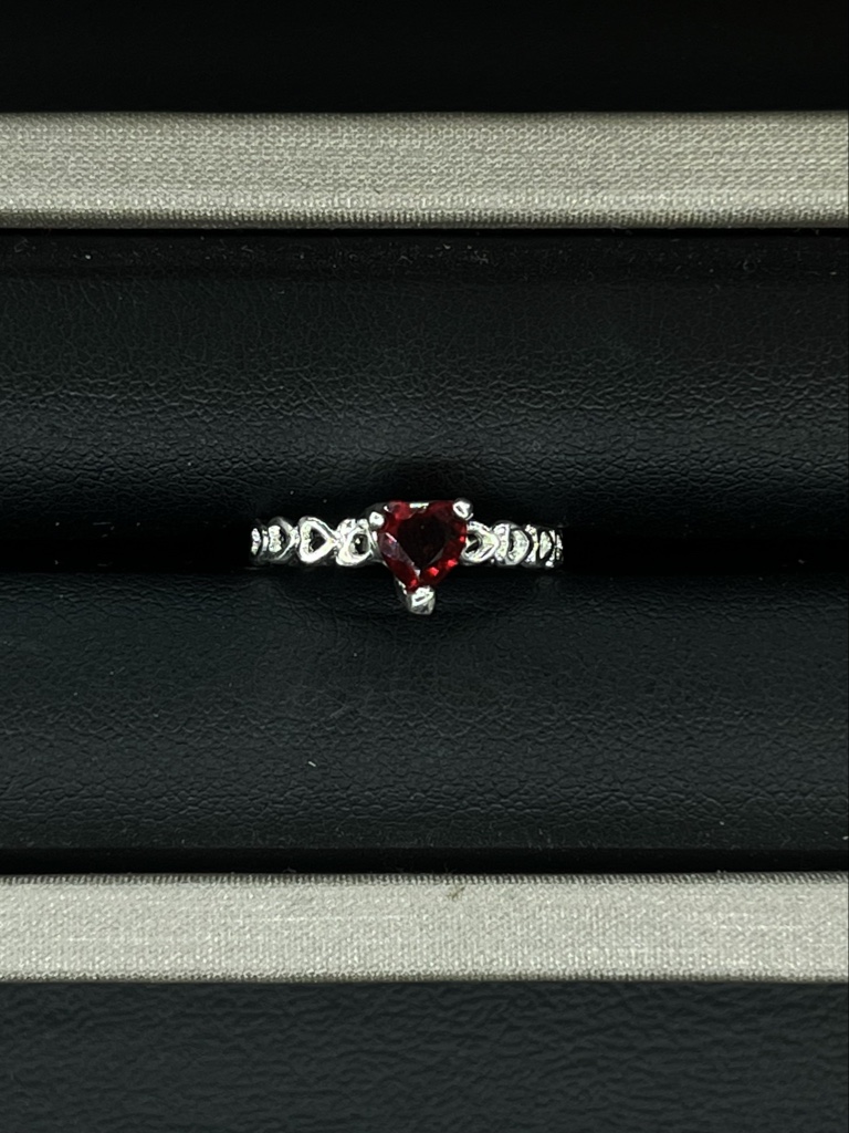 Anillo corazón rojo