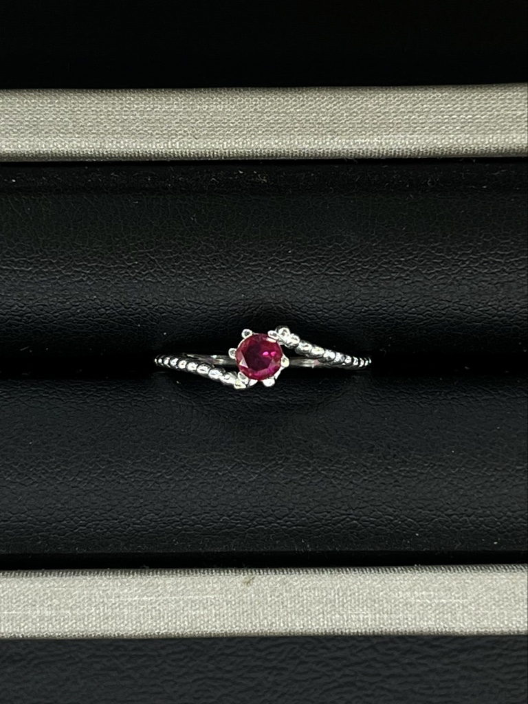 Anillo piedra roja