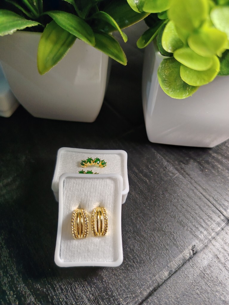 Aretes dorados tri