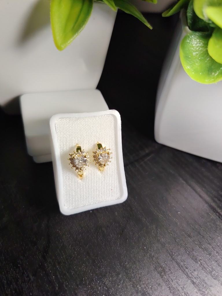 Aretes dorados con piedra corazón