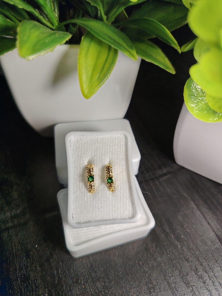 Aretes dorados con piedra verde