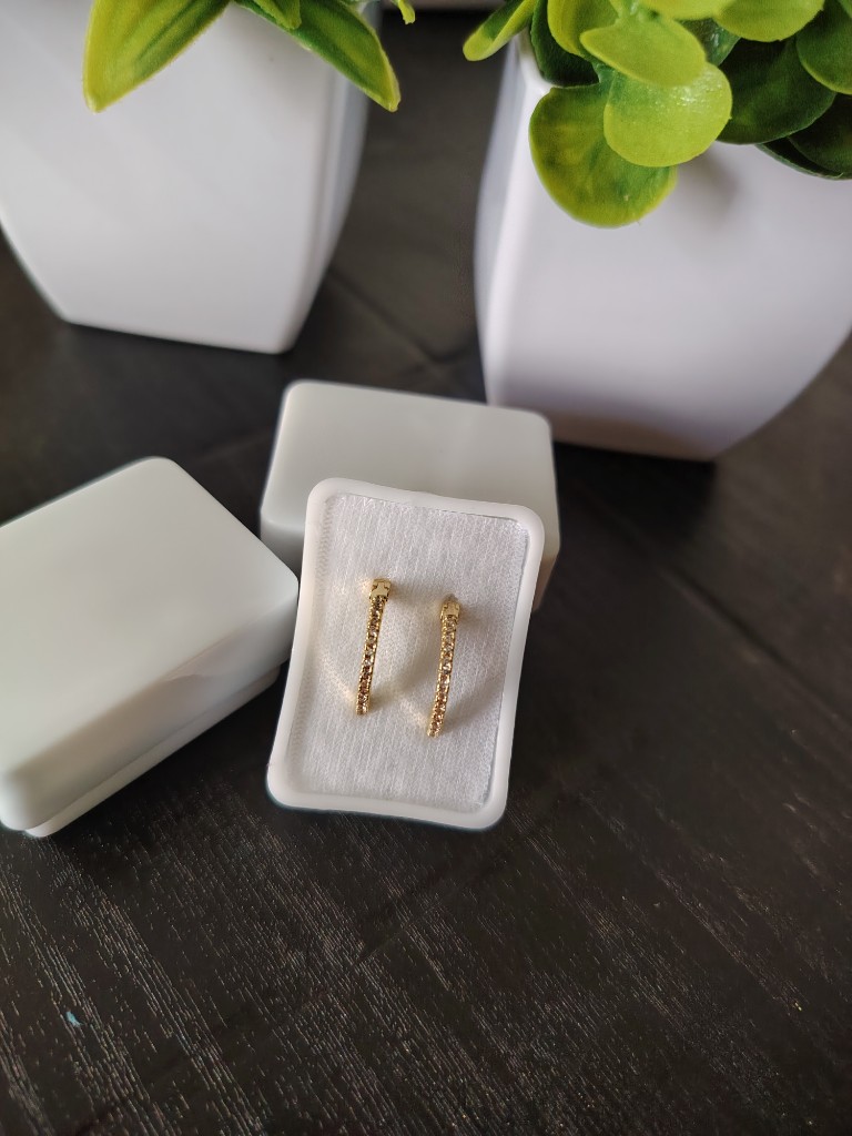 Aretes dorados finos