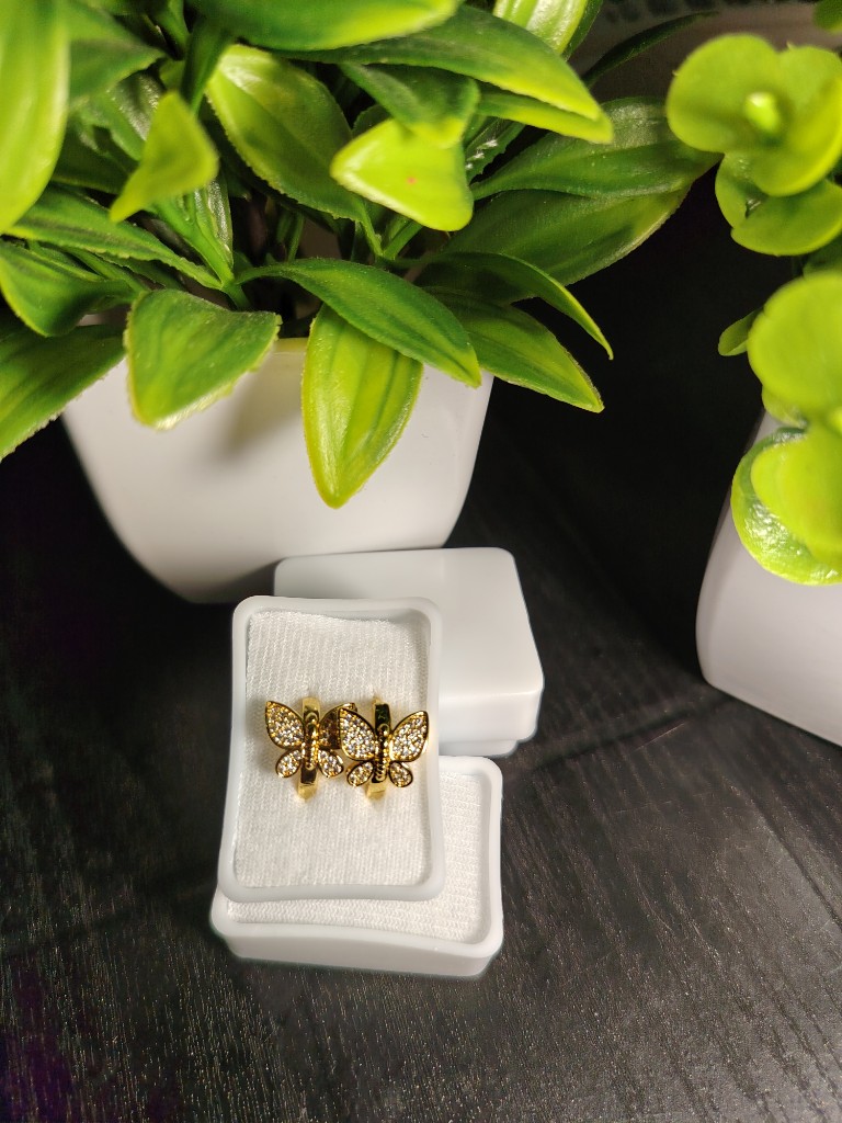 Aretes mariposa dorados