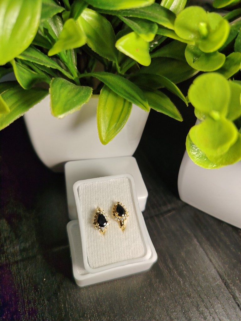 Aretes dorados con piedra negra