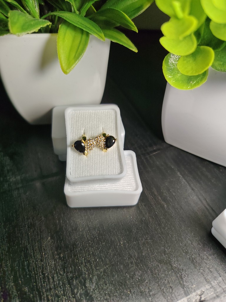 Aretes negros dorados
