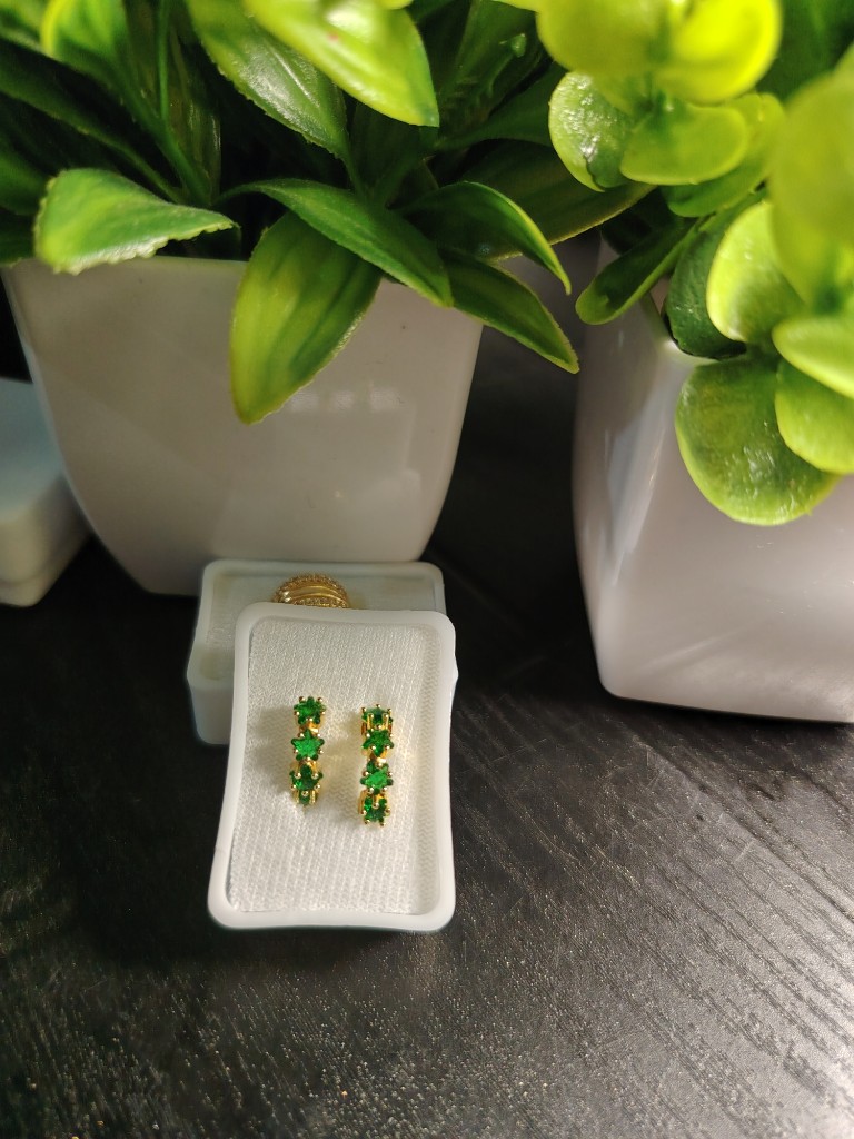 Aretes dorados con piedra estrella