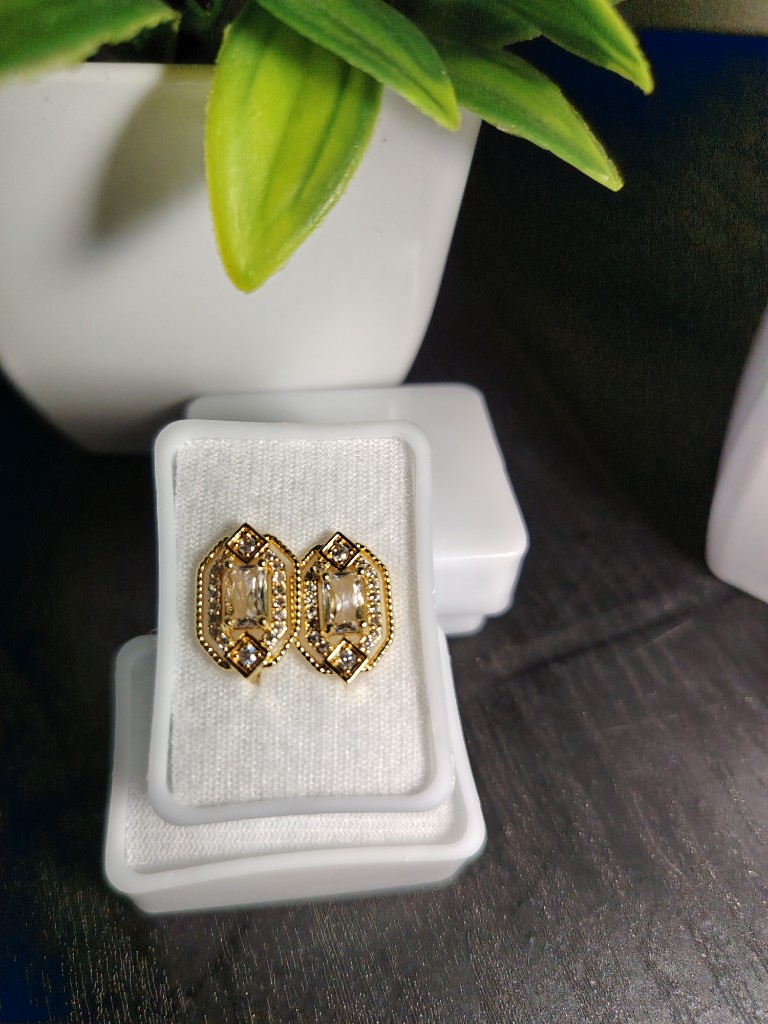 Aretes dorados con piedra