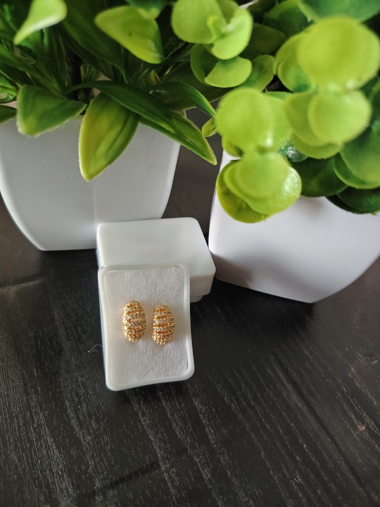 Aretes dorados ovalados