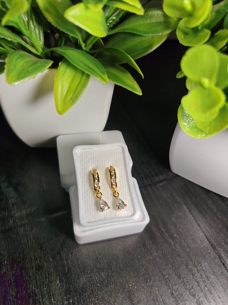 Aretes dorados colgantes