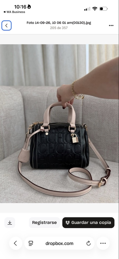 Bolso negro con correa beige