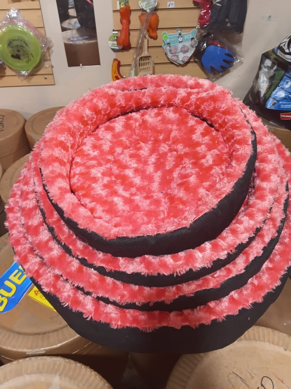 Cama redonda para mascota rosa y negra