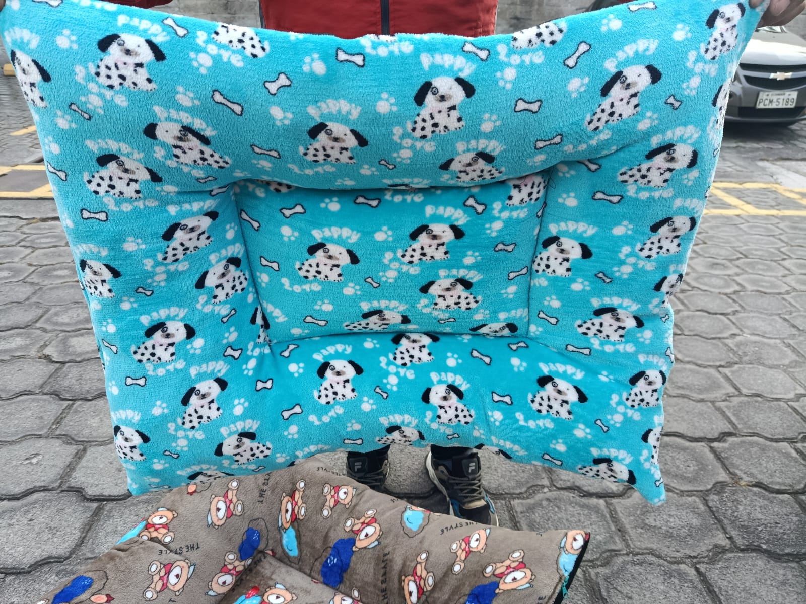 Cama para mascota estampada azul con perros