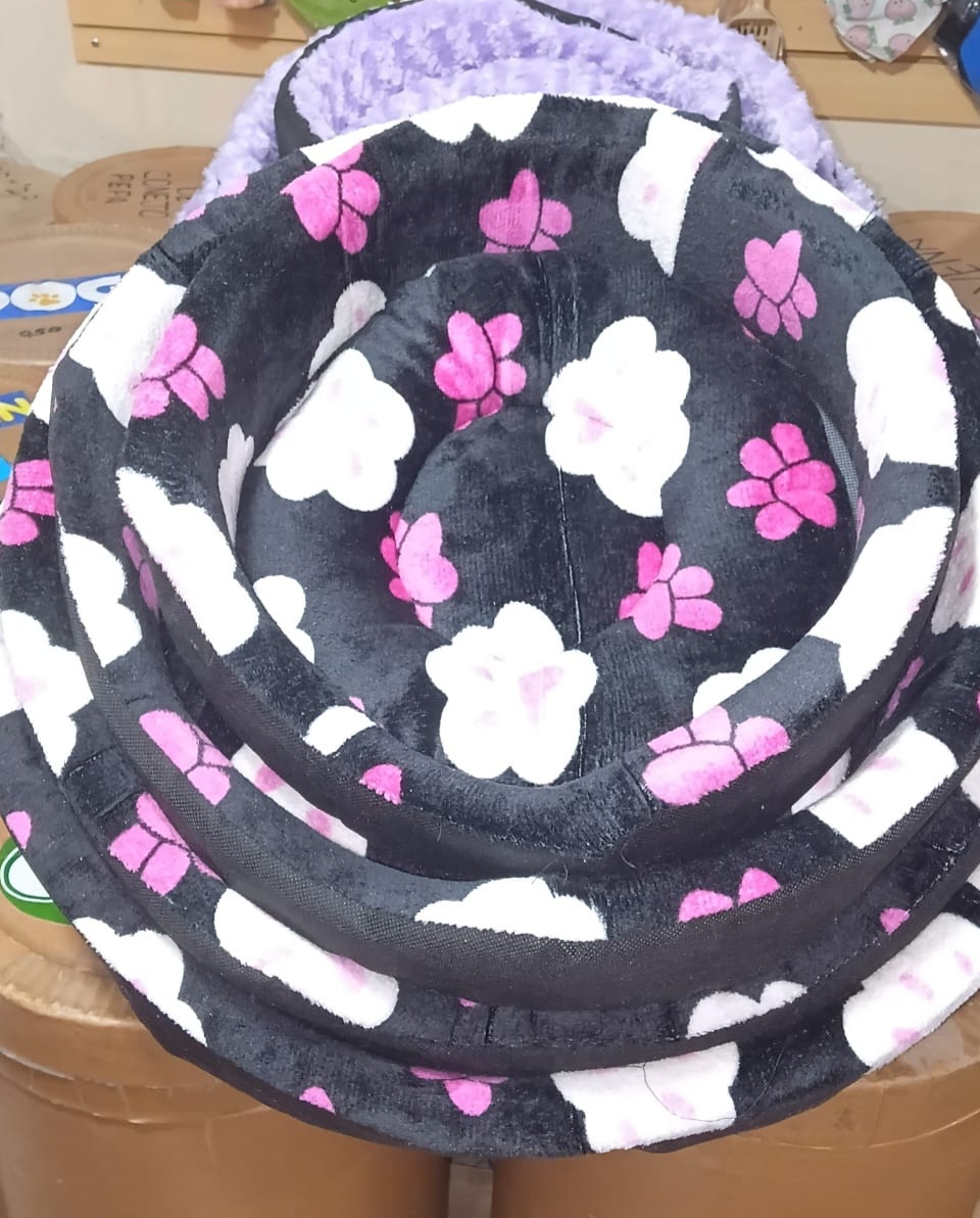 Cama redonda para mascota estampado flores negro y rosa