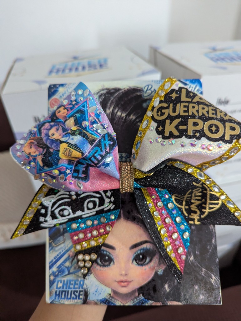 Moño decorativo K-pop con diseño Guerrera