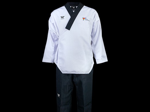 Uniforme de taekwondo blanco con pantalón oscuro