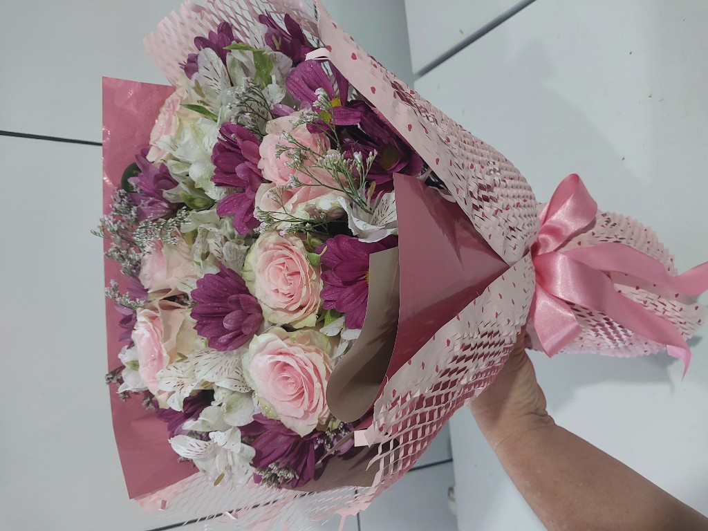 Bouquet de flores mixtas com rosas rosadas e flores roxas