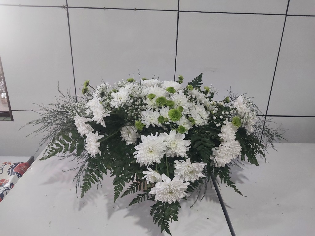 Arreglo floral blanco com crisântemos e folhagem