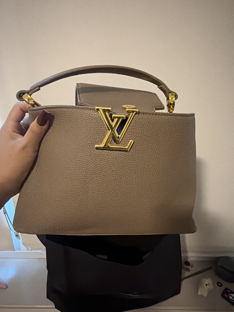 Bolso tipo tote Louis Vuitton beige con herraje dorado