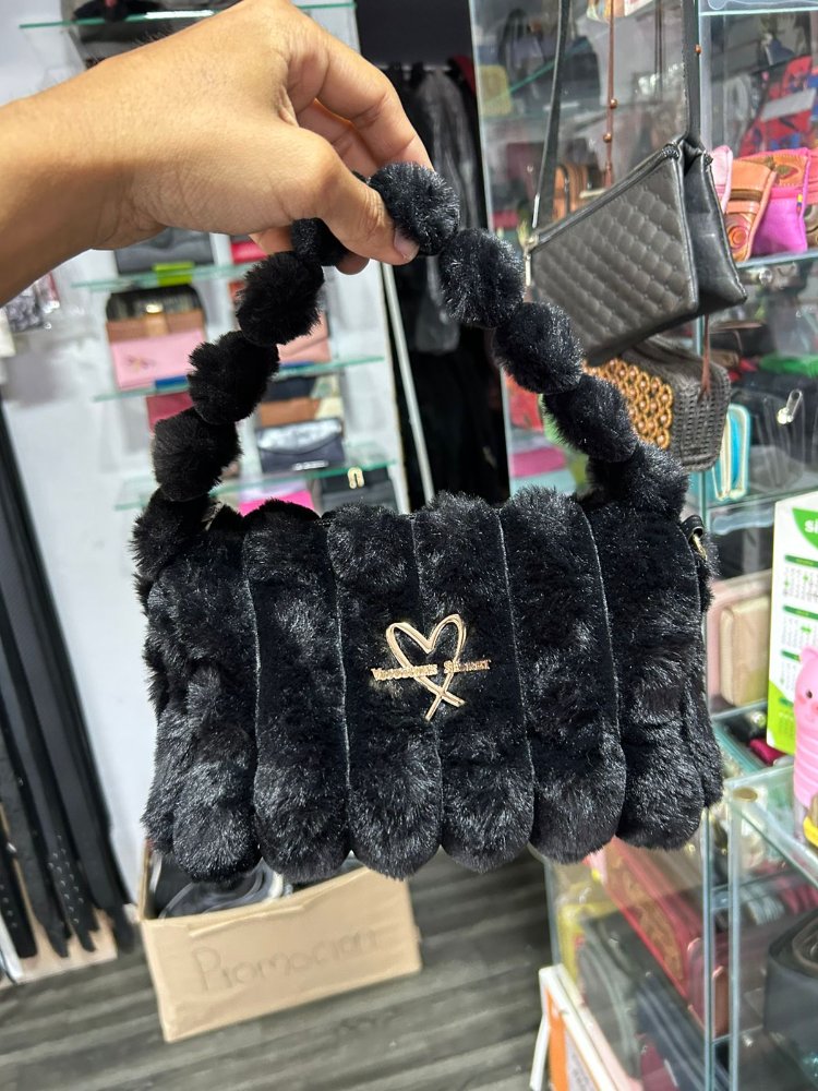 bolso peludo negro