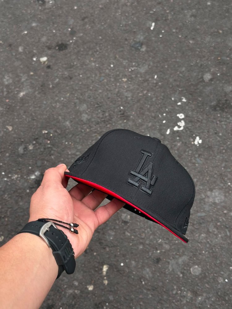 Gorra negra LA con visera roja AJUSTABLE