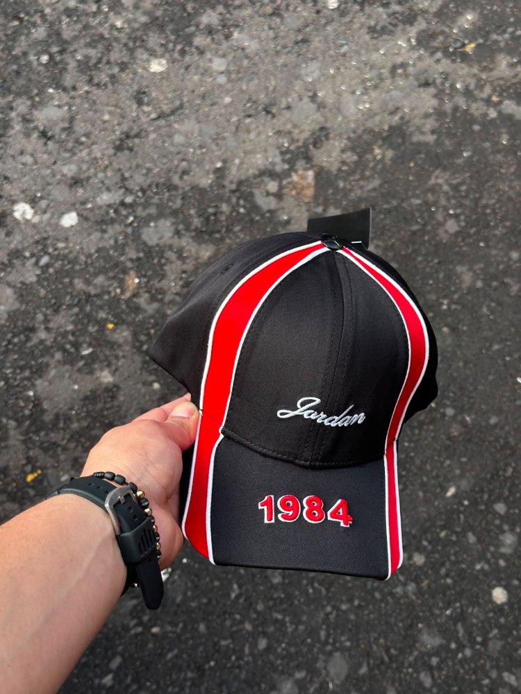Gorra JORDAN 1984 ROJA NEGRA