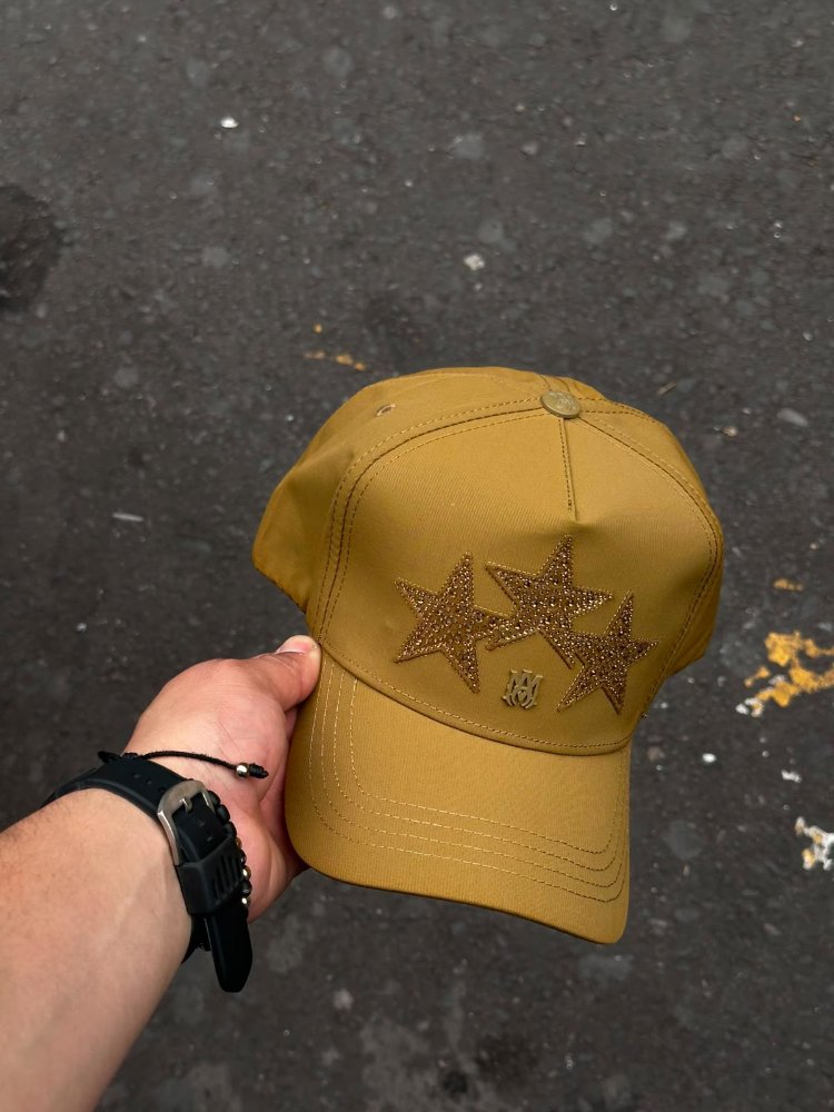 Gorra amarilla con estrellas decorativas