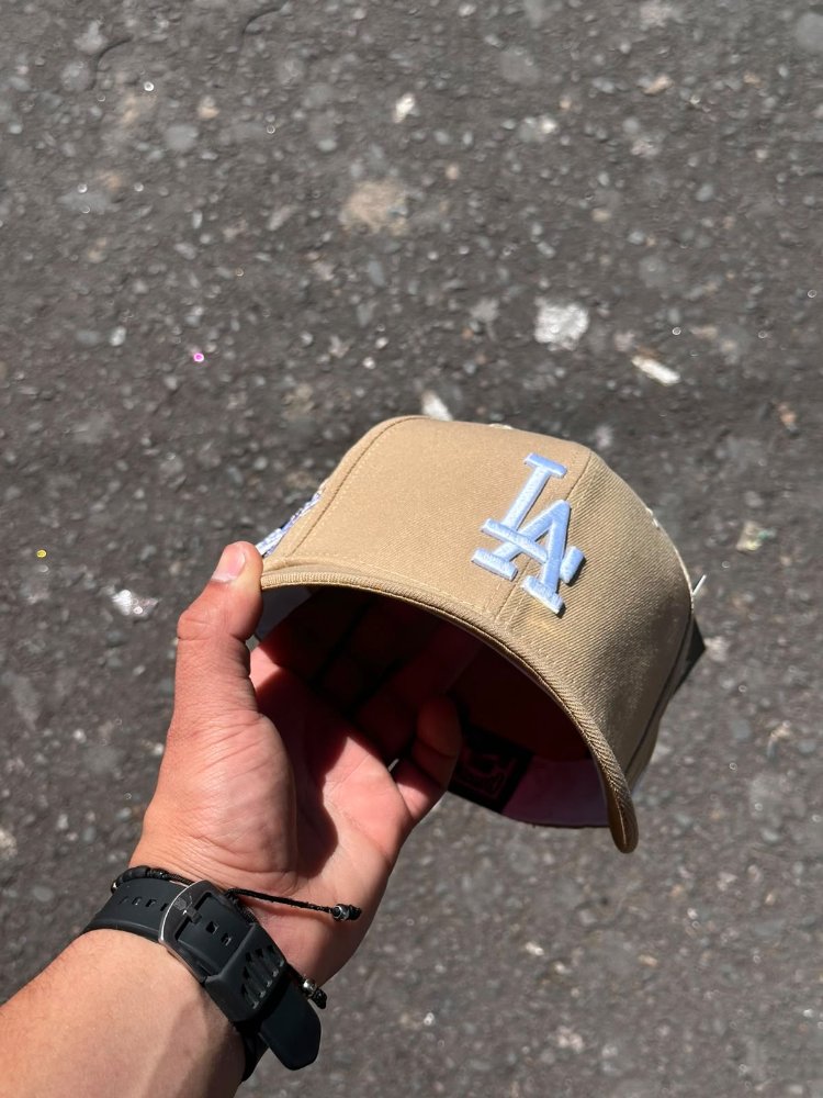 Gorra LA beige con logo bordado CERRADA