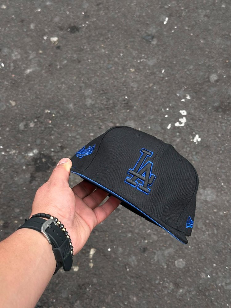Gorra LA negra con bordado azul AJUSTABLE